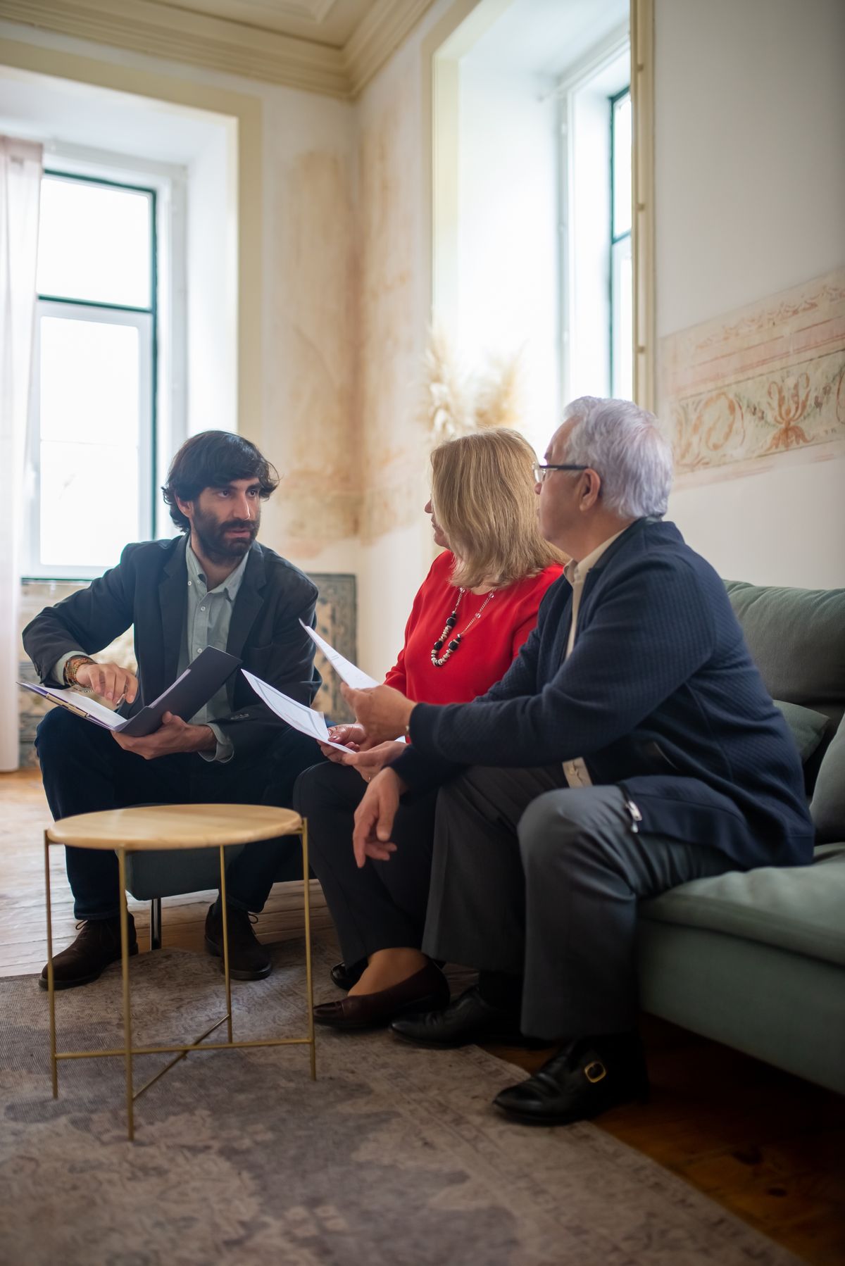 An advisor in conversation — people cared for by their benefits